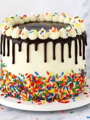 ae746d12-e6bd-4fa3-b3f8-925c266874f4.webp Birthday bliss chocolate drip, white buttercream frosting and colorful rainbow sprinkles